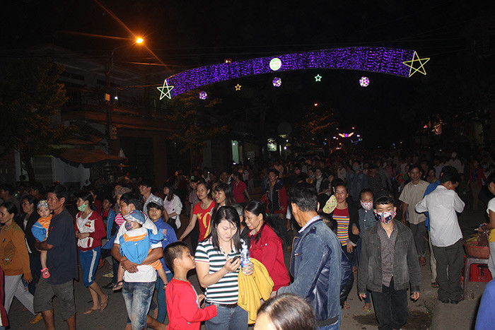 Hàng nghìn người dân Tiên Phước và các huyện lân cận nô nức đi xem pháo hoa.