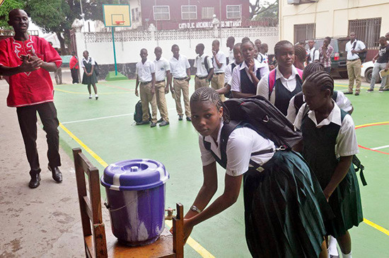 Các em học sinh Liberia rửa tay sạch sẽ trước khi vào lớp. (Ảnh: Time)