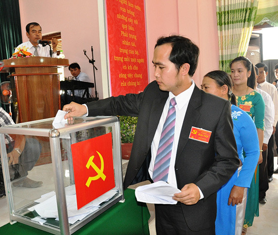 Đại biểu bỏ phiếu bầu Ban Chấp hành Đảng bộ xã Tam An lần thứ XIII. Ảnh: X.NGHĨA
