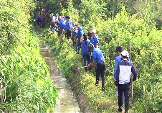 Thanh niên huyện Thăng Bình ra quân tình nguyện tại xã Bình Giang. Ảnh: Mẫn Biên