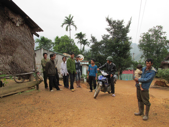 Người dân thôn 4, xã Trà Đốc bàn tán, lo lắng sau trận động đất xảy ra vào sáng 12.3.