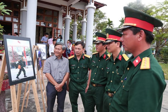 NSNA Lê Vấn kể lại câu chuyện ảnh “Hành trang xuân” cho các chiến sĩ trực thuộc Bộ Chỉ huy Quân sự tỉnh.