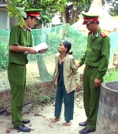 Bà Phan Thị Đâu tường thuật sự việc tại hiện trường vụ án với công an huyện Thăng Bình. Ảnh: X.MAI