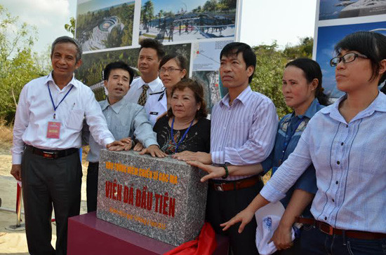 Chủ tịch LĐLĐ Việt Nam Đặng Ngọc Tùng cùng vợ con liệt sĩ và cựu chiến binh đặt viên đá đầu tiên xây dựng tượng đài.