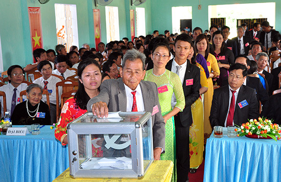 Đại biểu bỏ phiếu bầu Ban Chấp hành Đảng bộ xã Quế Thọ nhiệm kỳ 2015 - 2020. 
