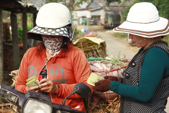 Nhiều người dân lo lắng tăng giá điện sẽ khiến vật giá tăng theo.                Ảnh: P.Giang