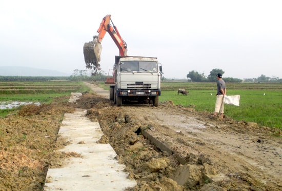 Xây dựng kênh mương nội đồng, đảm bảo nước tưới cho đồng ruộng.Ảnh: Hoàng Liên