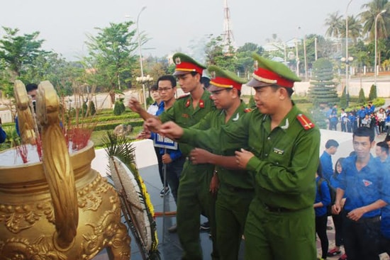 Đoàn viên tham gia chuyến hành trình dâng hương các anh hùng liệt sĩ.