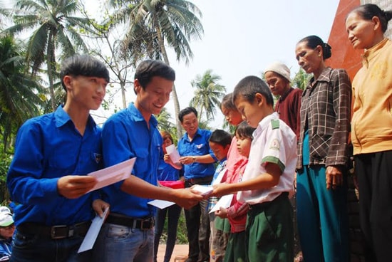 Trao học bổng cho học sinh nghèo vượt khó.