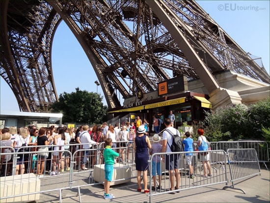 Du khách tham quan tháp Eiffel (Pháp) đang gia tăng.                Ảnh: Entouring