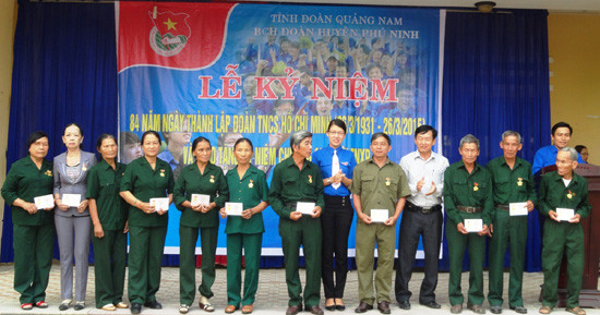 Trao kỷ niệm chương của Trung ương Đoàn cho cựu TNXP Phú Ninh.