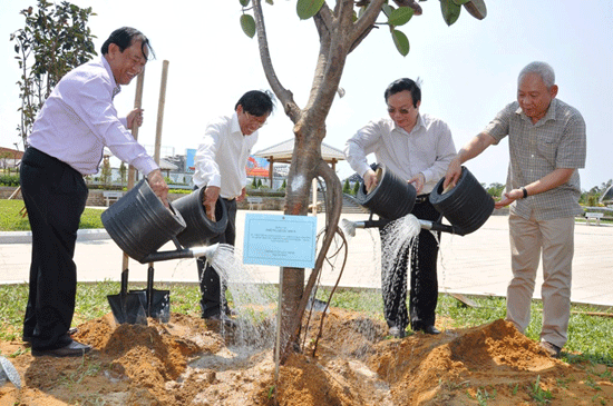 Cùng ngày, ông Phùng Quốc Hiển cùng các lãnh đạo Ủy ban TC-NS của Quốc hội và lãnh đạo tỉnh đã đến trồng cây tại Tượng đài Mẹ Việt Nam Anh hùng. ảnh: VINH ANH