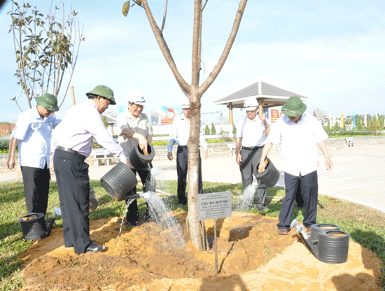 Đồng chí Nguyễn Đức Hải, Ủy viên Trung ương Đảng, Phó chủ nhiệm Ủy ban Kiểm tra Trung ương, nguyên Bí thư Tỉnh ủy Quảng Nam; đồng chí Lê Phước Thanh, Bí thư Tỉnh Ủy, Chủ tịch UBND tỉnh trồng cây đa búp đỏ tại công trình.