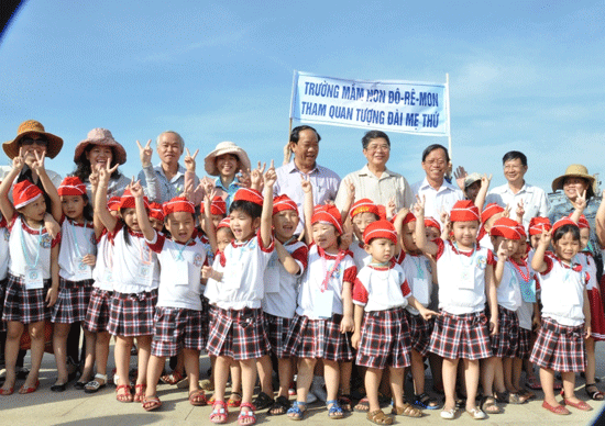 Đồng chí Nguyễn Đức Hải, Lê Phước Thanh chụp ảnh lưu niệm cùng các cháu trường mẫu giáo Đô Rê Mon Tam Kỳ.