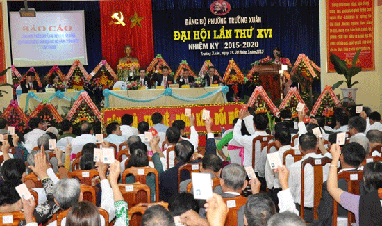 Đảng viên Đảng bộ phường Trường Xuân biểu quyết thông qua Nghị quyết tại Đại hội nhiệm kỳ 2015-2020
