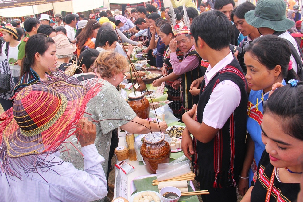 Dù lần đầu tiên tổ chức, nhưng ngày hội thu hút đông đảo người dân và du khách đến tham quan.