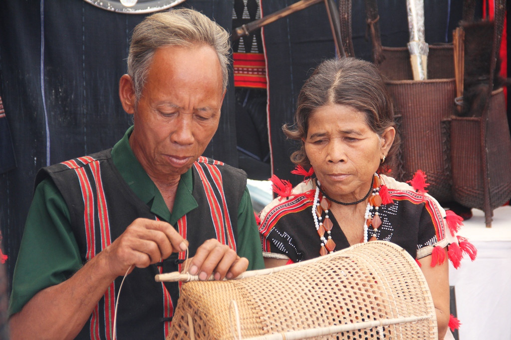 Ông Doãn Noonh, ở thôn Pà Rồng (xã Tà Bhing, huyện Nam Giang) biểu diễn công đoạn cuối của nghề đan gùi đồng bào Cơ Tu, phục vụ du khách.