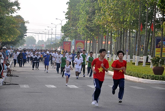 Đông đảo người dân tham gia Ngày chạy Olympic vì sức khỏe toàn dân