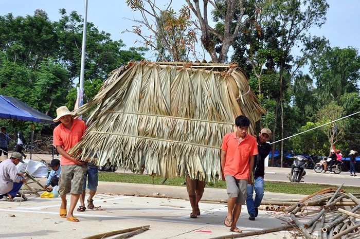 Đưa mái trại về dựng.