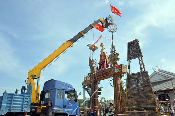 Để trang trí, bắt điện ở những vị trí cao nhất của trại, một số đơn vị phải thuê xe cẩu.