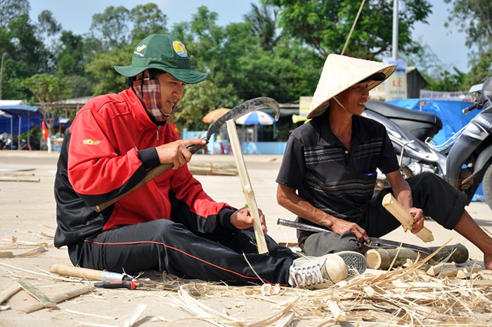 Miệt mài chẻ tre giữa trời nắng. 