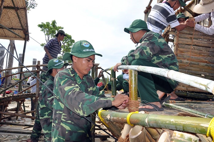 Đoàn viên thanh niên đơn vị Bộ đội Biên phòng tỉnh nỗ lực hoàn thiện trại của đơn vị mình.