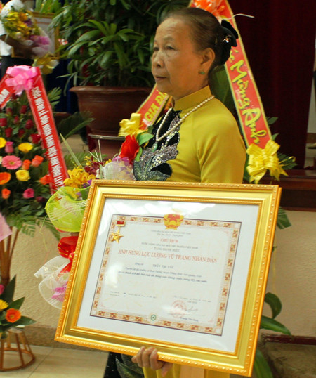 Bà Trần Thị Cúc đón nhận danh hiệu Anh hùng LLVTND năm 2012.Ảnh: XUÂN NGHĨA