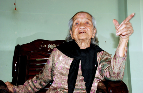 Mẹ Việt Nam anh hùng Lê Thị Đào kể chuyện làm cơ sở nuôi giấu cán bộ cách mạng.Ảnh: ĐOÀN ĐẠO