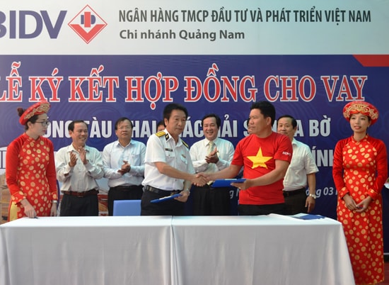 Ngư dân Phan Thu ký kết hợp đồng đóng tàu vỏ thép với đại diện Công ty Hải Sơn (TP.Đà Nẵng).