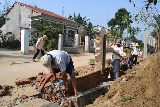 Người dân tự nguyện di dời tường rào, cổng ngõ và hiến đất chỉnh trang giao thông nông thôn. 