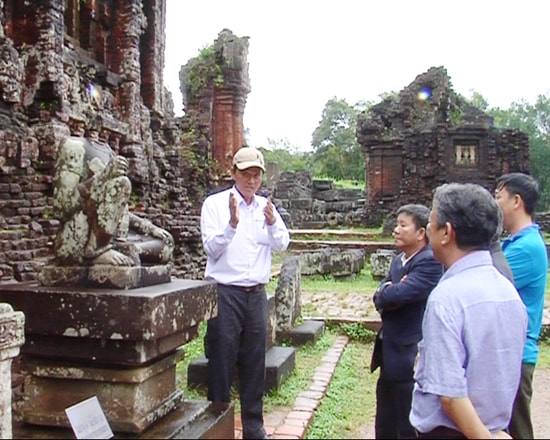 Thuyết minh viên Lê Xuân Tiến đem tình yêu với văn hóa Chăm, với Mỹ Sơn, đến du khách. Ảnh: ANH THƯ