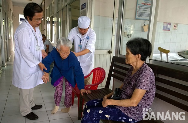 Bà Than (ngồi) và bà Chép chọn Bệnh viện Da liễu là nhà.