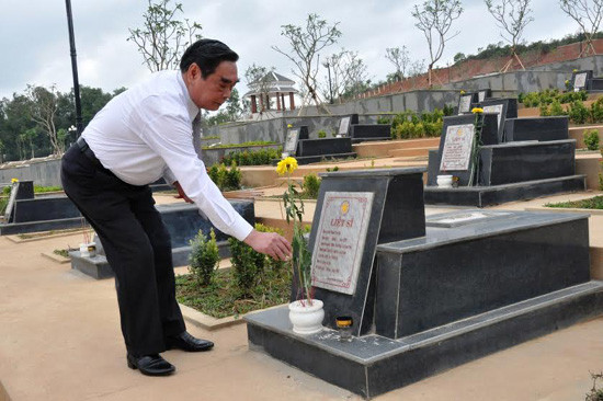 Đồng chí Lê Hồng Anh - Ủy viên Bộ Chính trị, Thường trực Ban Bí thư dâng hương tại mộ anh hùng liệt sĩ.