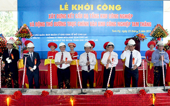 Lãnh đạo Trung ương và tỉnh Quảng Nam động thổ khởi công công trình hạ tầng Khu công nghiệp Tam Thăng. Ảnh: X.NGHĨA