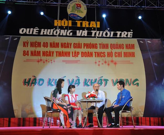 Giao lưu giữa cán bộ lão thành cách mạng và thế hệ trẻ trong đêm “Hào khí và khát vọng”. Ảnh: VINH ANH