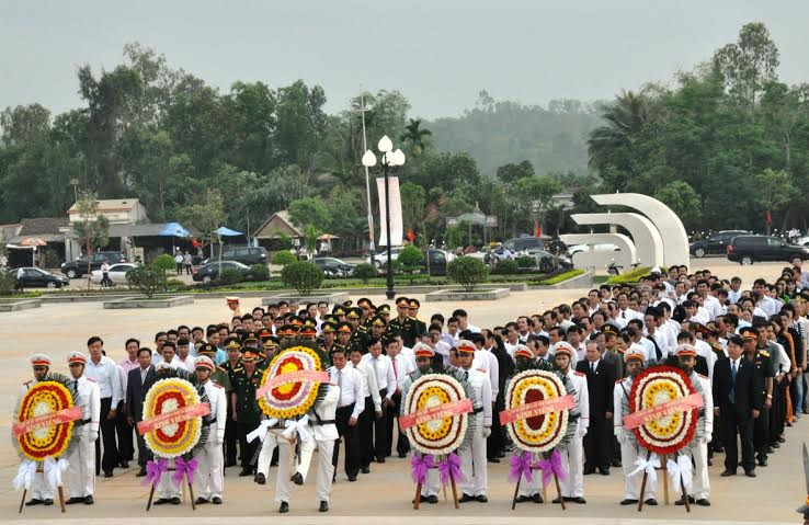 Đoàn đại biểu Trung ương, Tỉnh ủy, HĐND, UBND, Ủy ban MTTQ Việt Nam tỉnh đến dâng hoa tại Nghĩa trang liệt sĩ Quảng Nam.