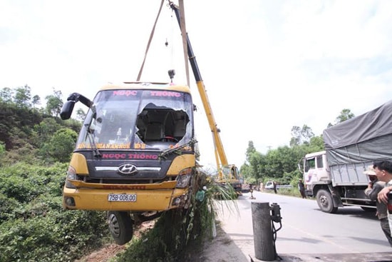 Xe khách bị tai nạn được lực lượng chức năng cẩu từ dưới vực lên. Ảnh: A.ĐÔNG