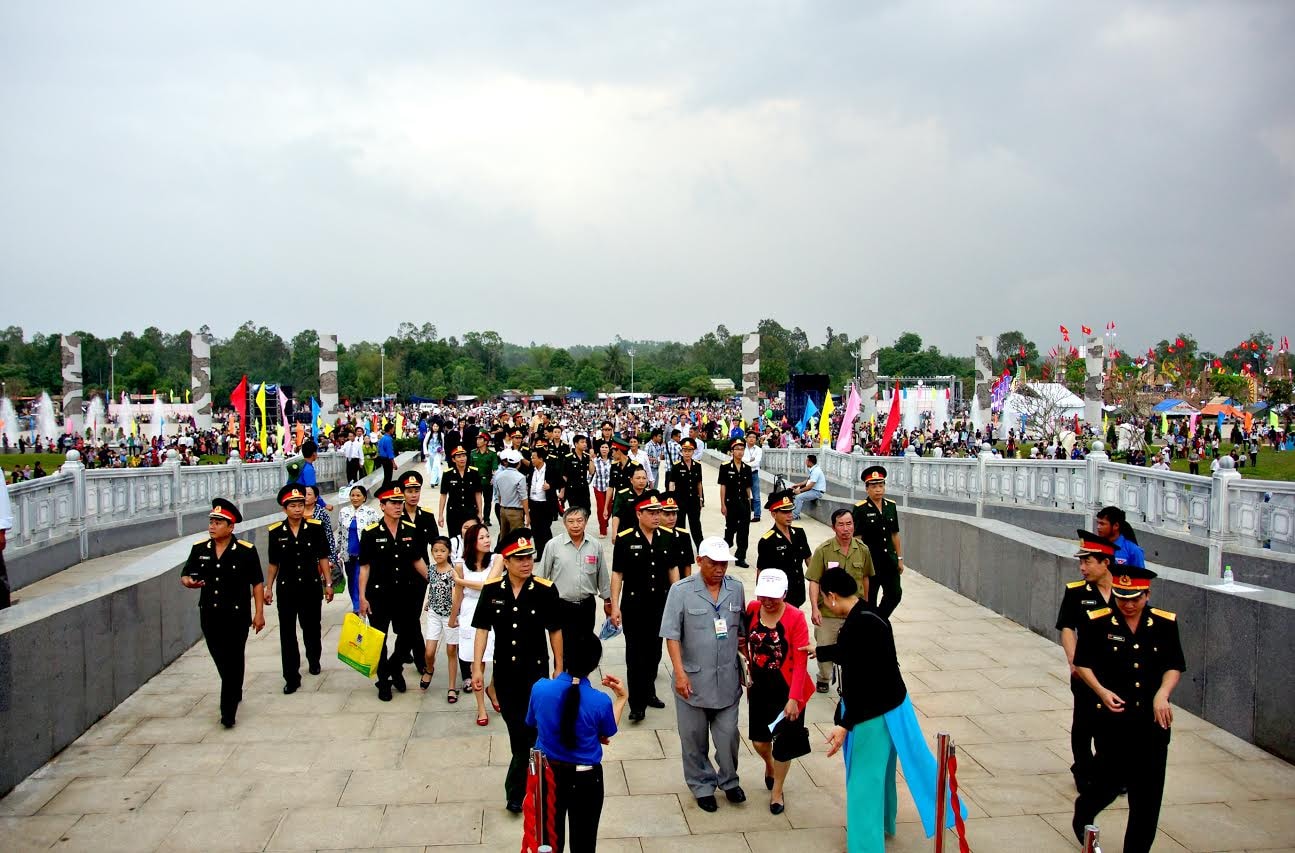 Đông đảo quân và dân trong và ngoài tỉnh dự lễ khánh thành Tượng đài Mẹ VNAH và Kỷ niệm 40 năm giải phóng Quảng Nam. Ảnh: NGUYỄN TUẤN