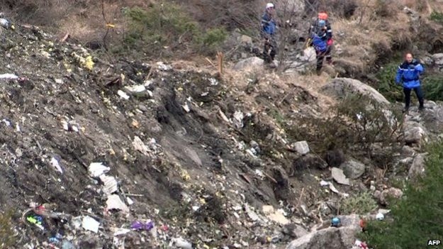 : Hiện trường vụ rơi máy bay Germanwings ngày 24-3-2015. Không phần nào của máy bay còn nguyên vẹn. Toàn bộ 150 hành khách đã thiệt mạng. Ảnh: AFP