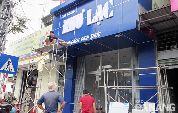Nhiều hộ kinh doanh trên đường Lê Duẩn đã gấp rút thay đổi bảng hiệu, bảng quảng cáo để triển khai tuyến phố chuyên doanh giai đoạn 2.