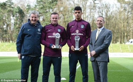 Rooney và Dominic Solanke nhận giải thưởng do các CĐV bầu chọn