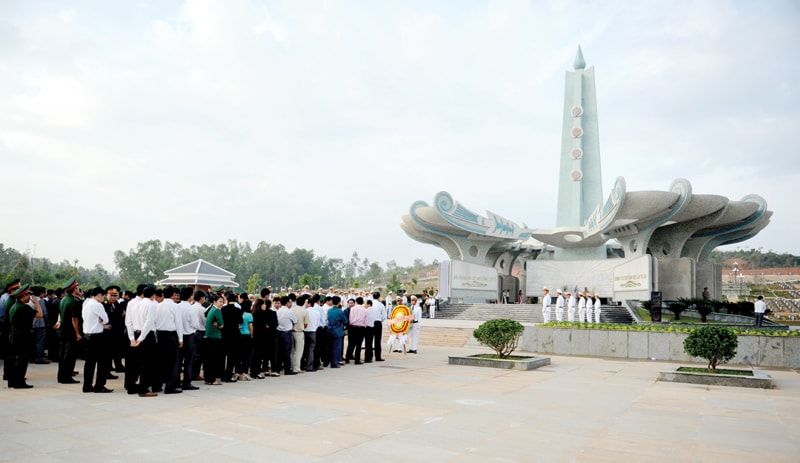 Lãnh đạo Đảng, Nhà nước, tỉnh Quảng Nam và đông đảo nhân dân đặt vòng hoa, dâng hương tưởng niệm các anh hùng liệt sĩ sáng 24.3. Ảnh: MINH HẢI