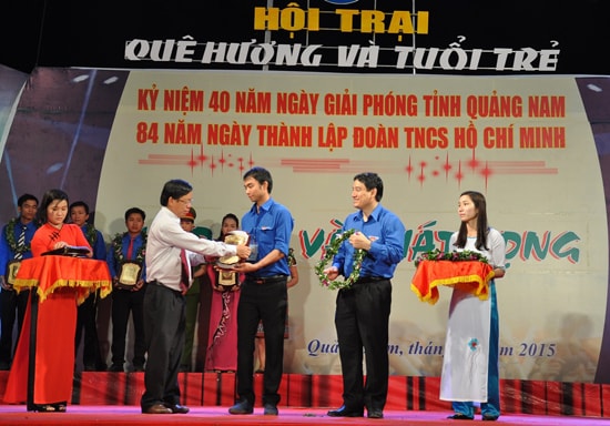Lãnh đạo tỉnh và lãnh đạo Trung ương Đoàn tặng hoa và biểu trưng cho các đảng viên trẻ  xuất sắc.   Ảnh: V.ANH