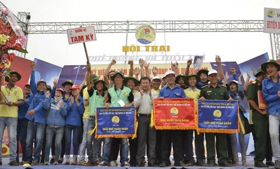 Bí thư Tỉnh đoàn Thái Bình (áo trắng, gữa) trao giải cho các đơn vị. Ảnh: V.ANH