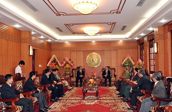 The warm meeting between leaders of Quang Nam province and Attapeu province’s delegation.