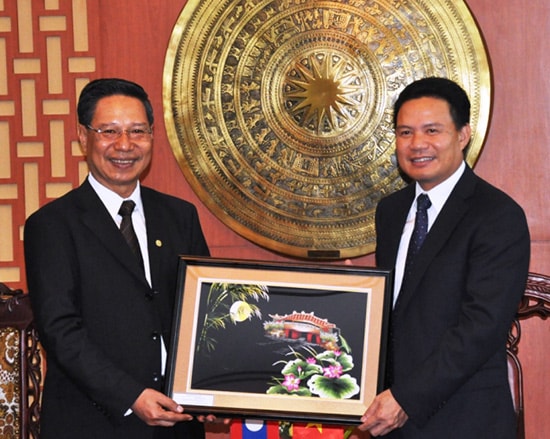 Mr Le Van Thanh, Vice chairman of the Quang Nam provincial People’s Committee, presented a souvenir to Attapeu province’s Governor Nam Vi na Ket.
