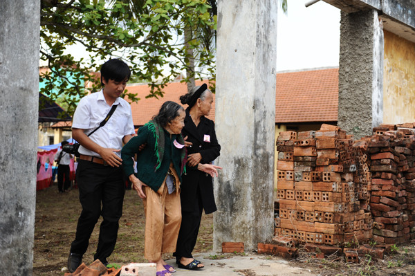 Đã 88 tuổi, Mẹ Việt Nam anh hùng Ngô Thị Đốc, ở Điện Nam Bắc, (Điện Bàn) 6 lần bị bắt và giam cầm tại nhà lao, dù đi lại khó khăn nhưng vẫn về dự lễ, thăm lại chốn lao tù năm xưa. Ảnh: Minh Hải