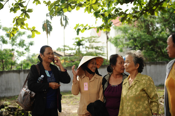 Cuộc hội ngộ để mọi người tìm gặp lại nhau sau bao 40 năm xa cách. Ảnh Minh Hải