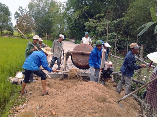 Tuổi trẻ xã Đại Chánh tham gia làm đường giao thông nông thôn.