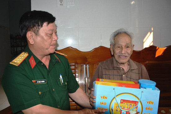 Bộ CHQS tỉnh tặng quà cho ông Nguyễn Ngọc Tân - nguyên Đội trưởng Đội du kích Vũ Hùng.